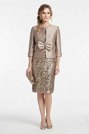 Conjunto de vestido corto dorado elegante con chaqueta a juego y lazo con broche joya