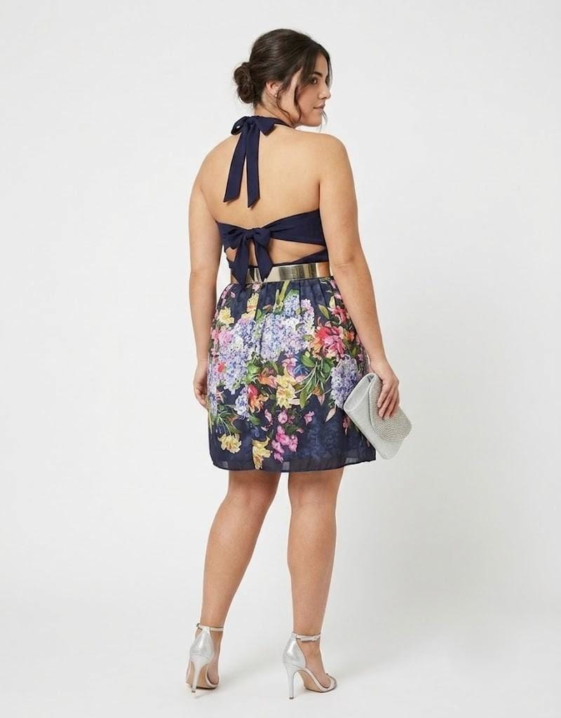Detalle de la espalda atada con lazada en un vestido de fiesta corto floral.