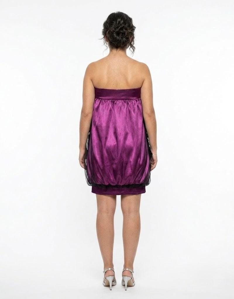 Vista trasera de un vestido de fiesta corto morado con corte tipo globo palabra de honor.