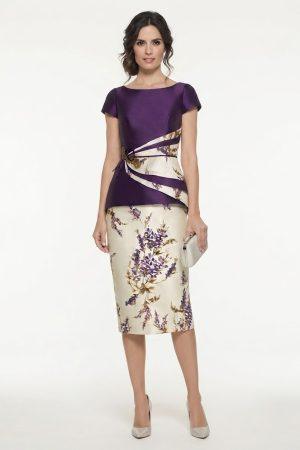 Mujer luciendo un elegante vestido de fiesta corto con cuerpo morado y falda tubo estampada de flores