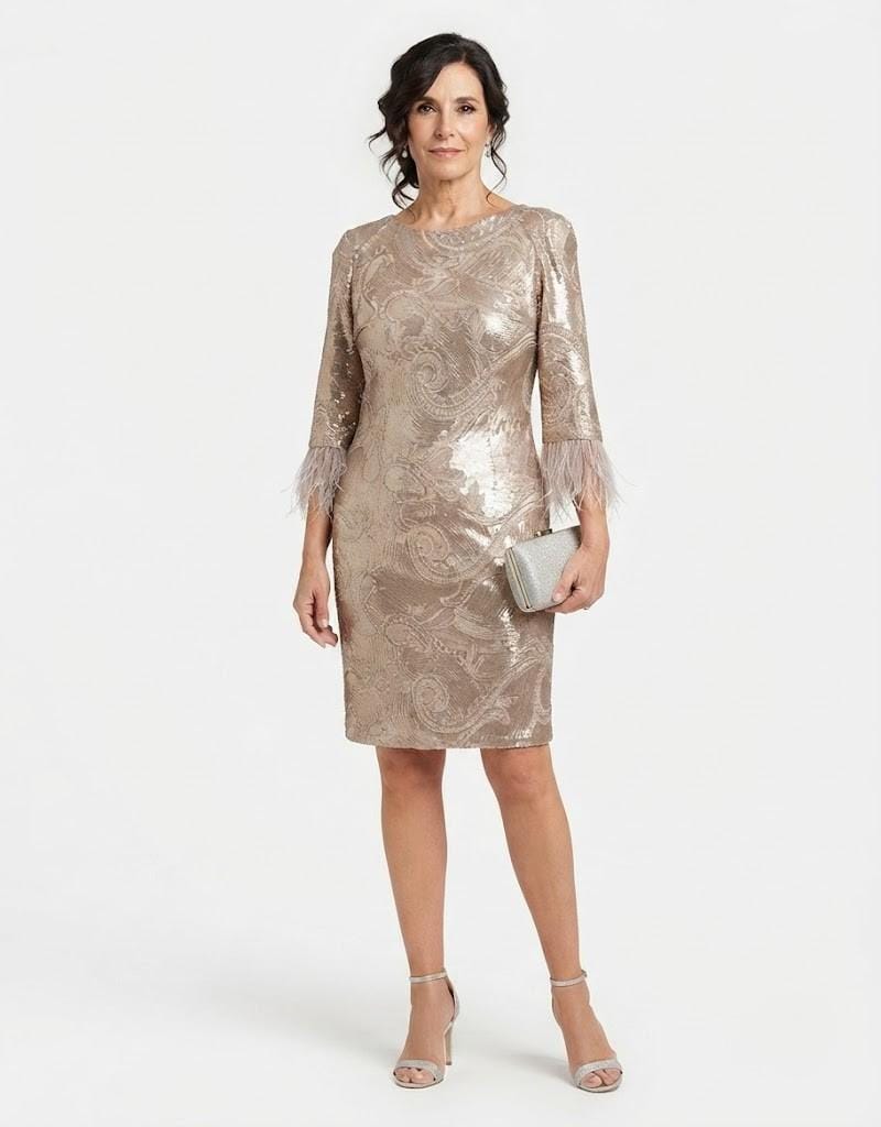 Vestido de fiesta corto con lentejuelas y plumas vista frontal