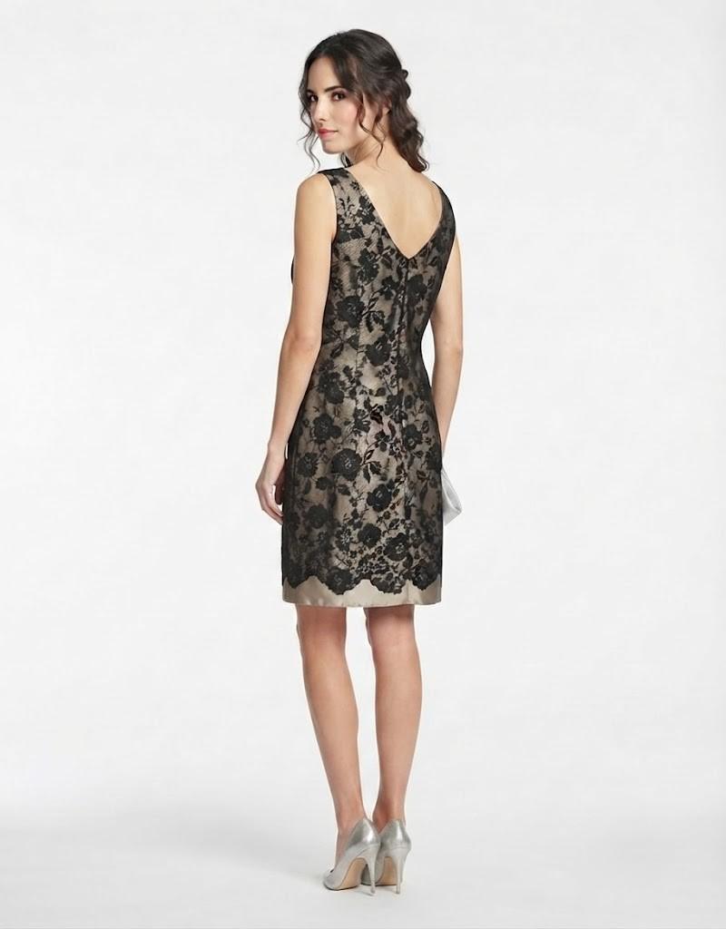 Vista trasera de vestido de fiesta corto de encaje negro con escote en V.
