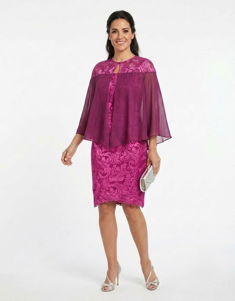 Mujer luciendo un vestido de fiesta corto color magenta con patrón de encaje floral y escote redondo y capa.