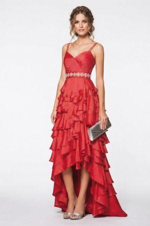 Mujer luciendo un elegante vestido de fiesta rojo largo con volantes asimétricos y cinturón de pedrería