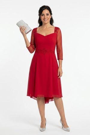 Vista frontal de vestido de fiesta midi rojo con mangas semitransparentes y detalles bordados en el cuerpo.