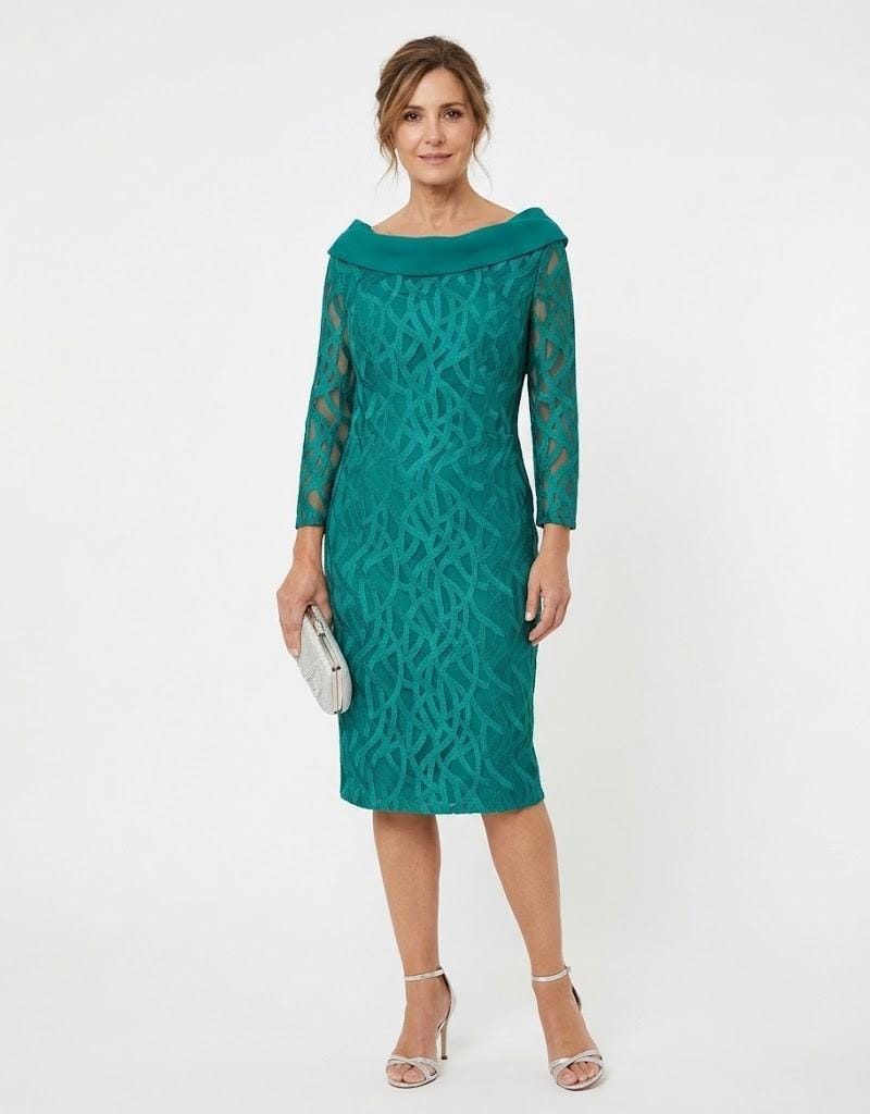 Modelo vistiendo un elegante vestido de fiesta midi verde esmeralda con encaje y escote Bardot.