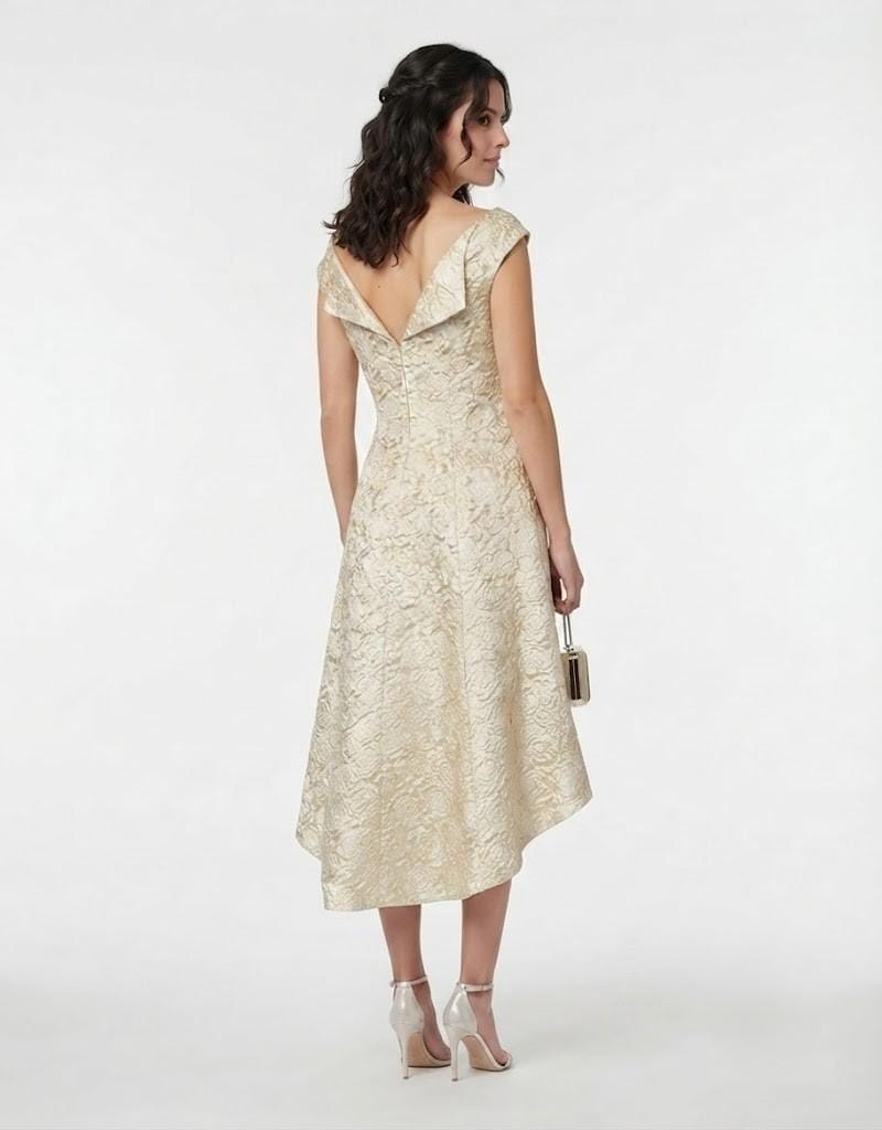 Vestido de fiesta midi color dorado con tejido jacquard y corte asimétrico visto desde la espalda
