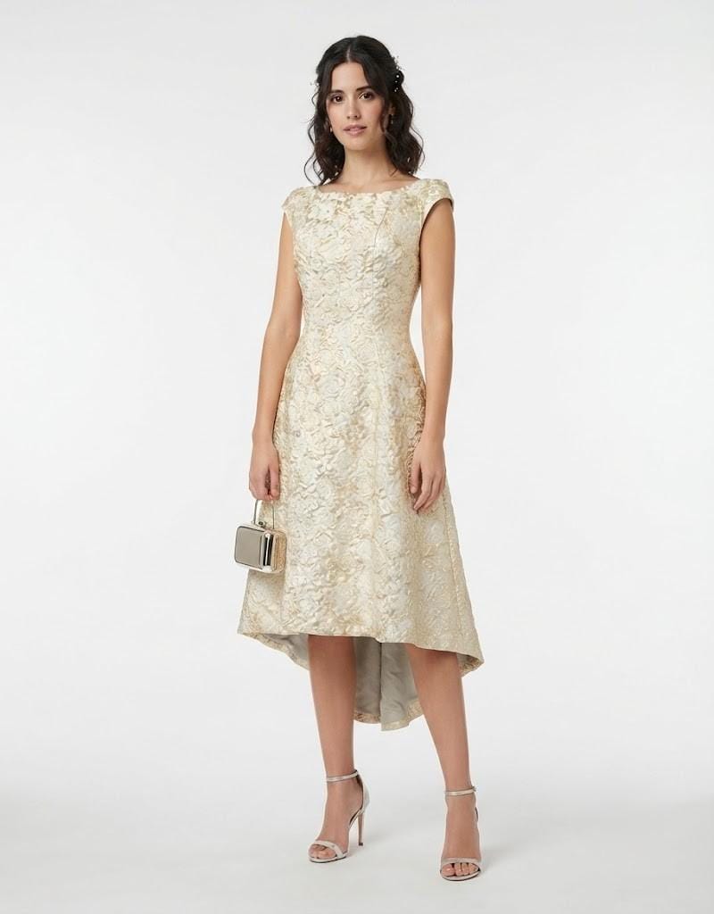 Vestido de fiesta midi color dorado con tejido jacquard y corte asimétrico visto desde frente.