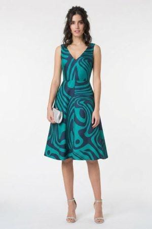 Vista frontal de vestido de fiesta midi con estampado geométrico verde y escote en V.