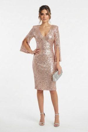 Mujer luciendo un elegante vestido midi de fiesta con lentejuelas en color rosa gold y escote en V.
