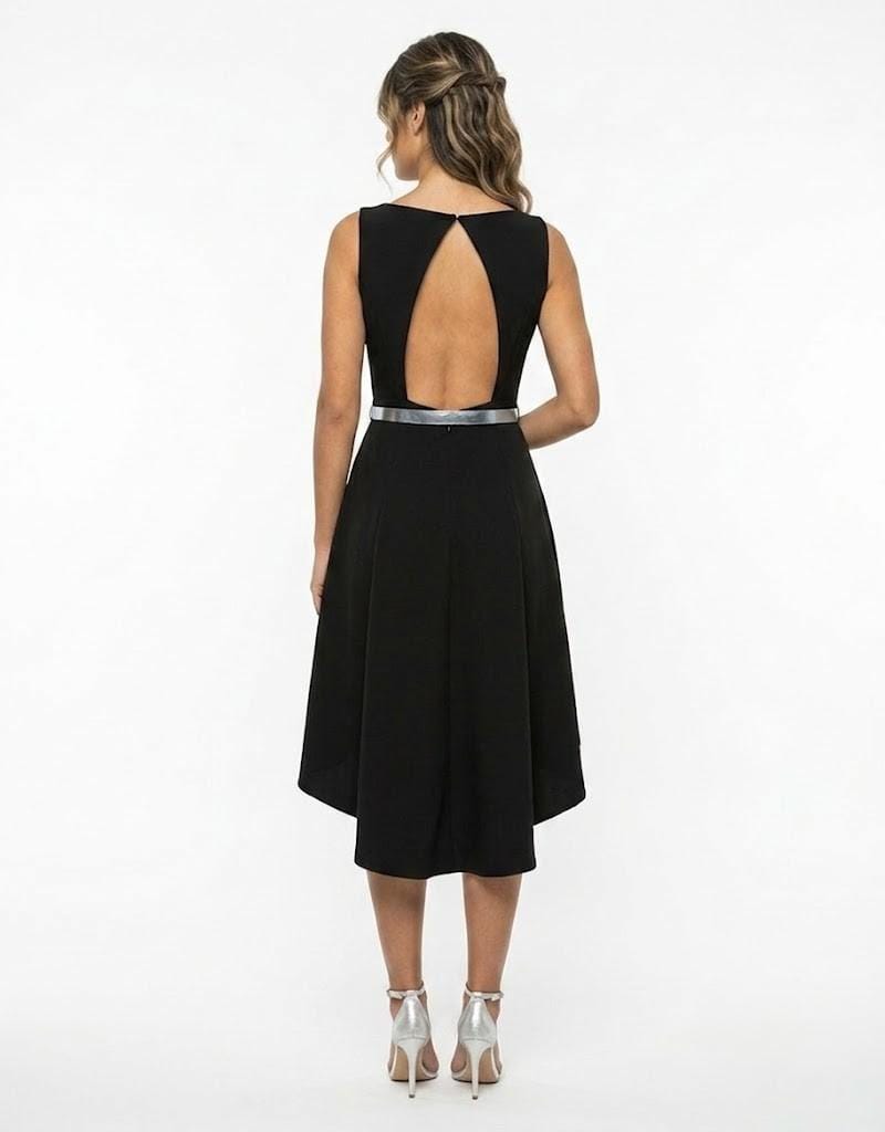 Vista trasera de vestido de fiesta negro con espalda descubierta y abertura geométrica.