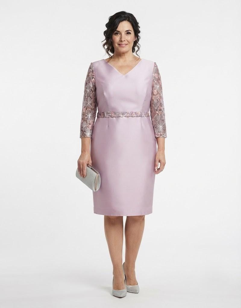 Modelo de talla grande posando de frente con vestido midi color malva, cuerpo satinado y mangas de encaje floral.