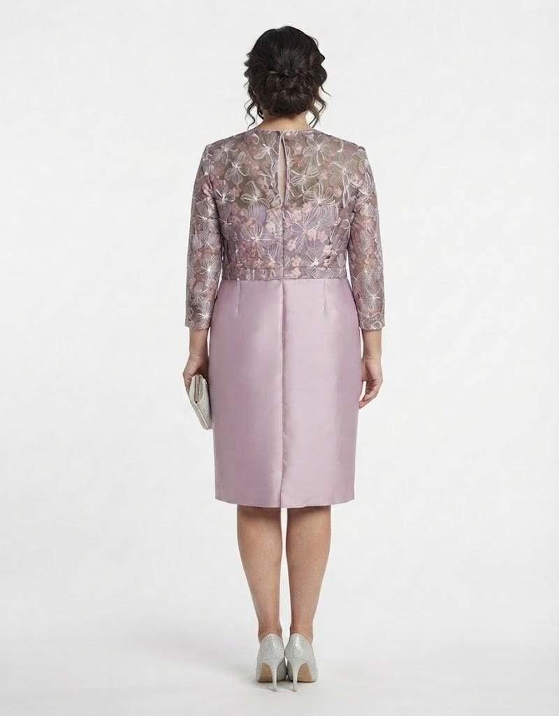 Vista trasera de la modelo de talla grande mostrando los detalles de encaje floral en la espalda del vestido midi malva.